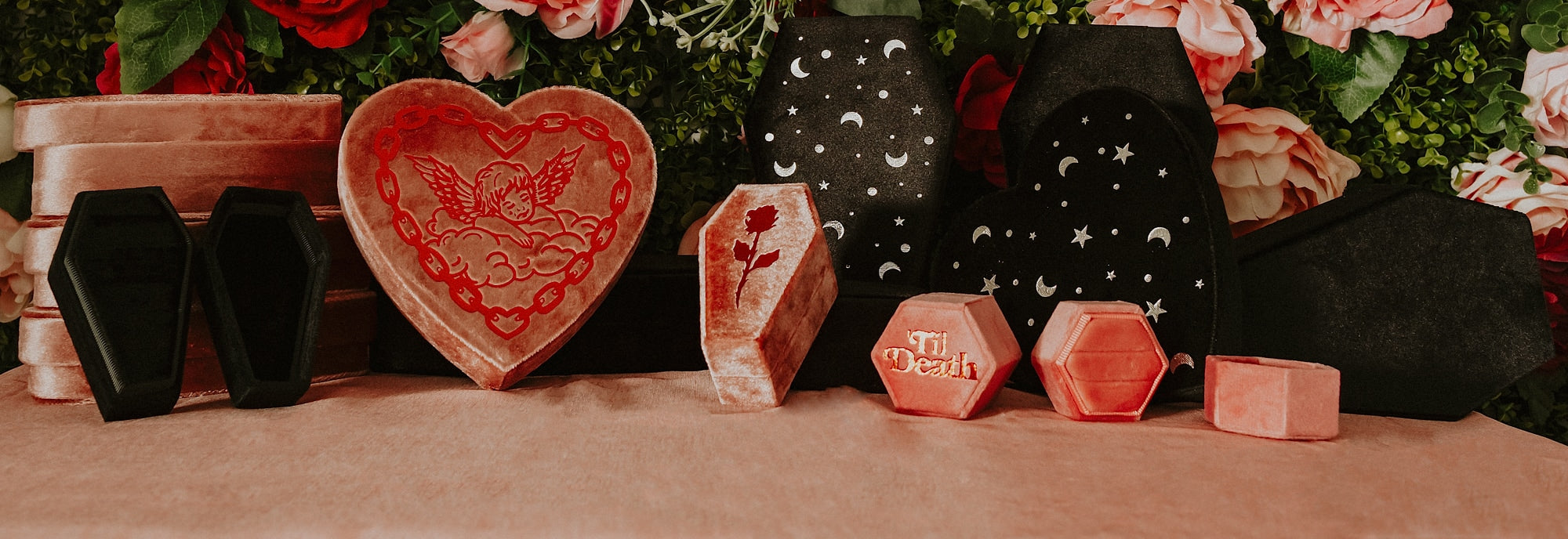 From the larger boxes fit to organise your favourite pieces, to unique engagement ring boxes that add an alternative spin on your most perfect of proposals. Explore the Mysticum Luna jewellery box collection now.
