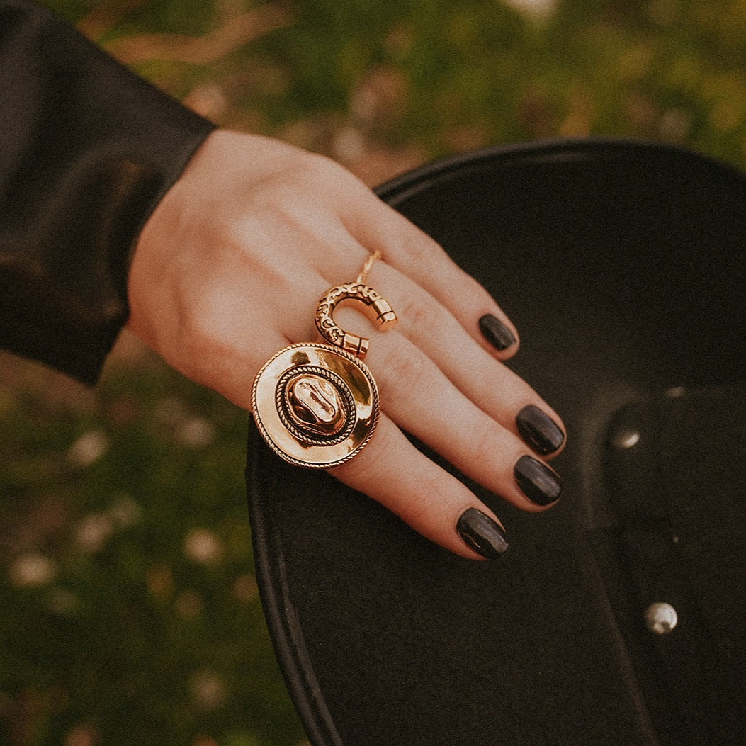 Lucky Charm Horseshoe Ring Gold Mysticum Luna